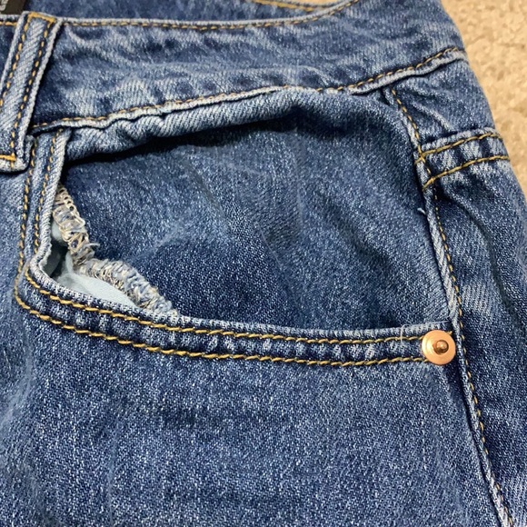 BNWT PrettyLittle Thing Boyfriend jeans. - Picture 5 of 6